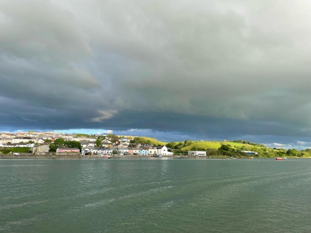 Entire Cozy Chalet In Bideford Bay Holiday Park Exterior foto